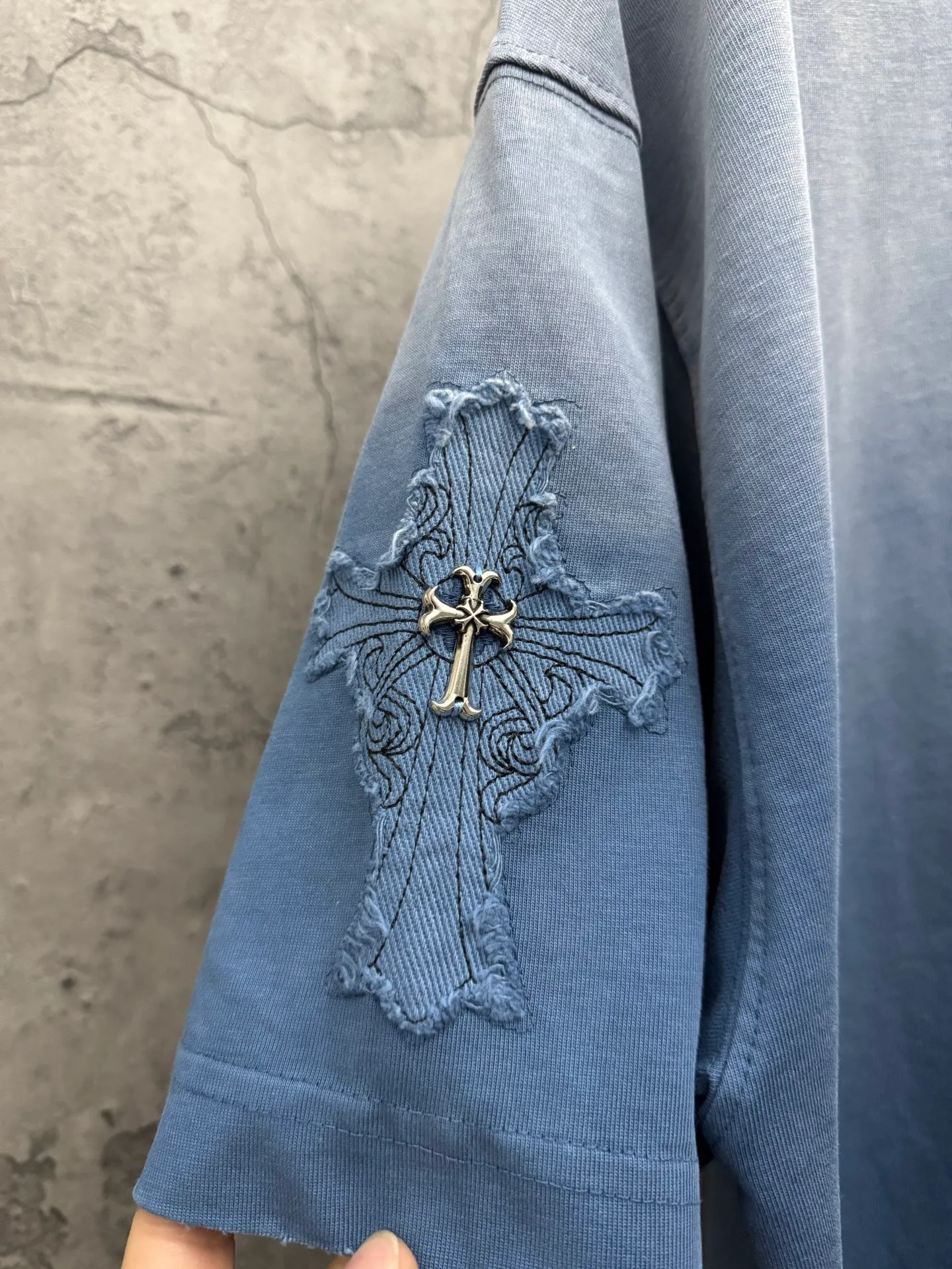 P240 top version, real shot without P, ​​different from market currency) 𝗖𝗵𝗿𝗼𝗺𝗲 𝗛𝗲𝗮𝗿𝘁𝘀/Croxin 2026 spring new original single counter American washed patch embroidered couple short sleeves 👑The highest version! Customized fabric 320 grams, washed and fried. Best-selling model at the counter. Very comfortable to wear. Accessories: Original molded and authenticated collar label➕100% silk wash label. Genuine purchase-grade original hangtag➕matching hanging rope➕3D hanging beads➕original packaging bag. Craftsmanship: The original version has consistent wiring! The highest version of the armhole matching technique! Color: Black Blue Size: S M L XL Style No.: 5207